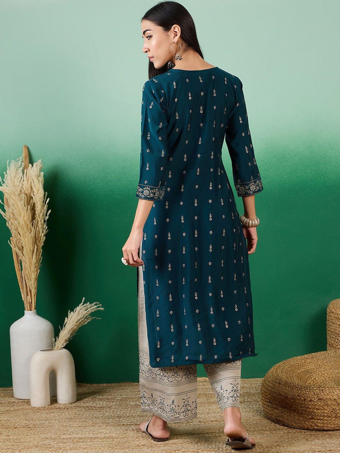 Women Floral Thread Work Round Neck Kurta Sets