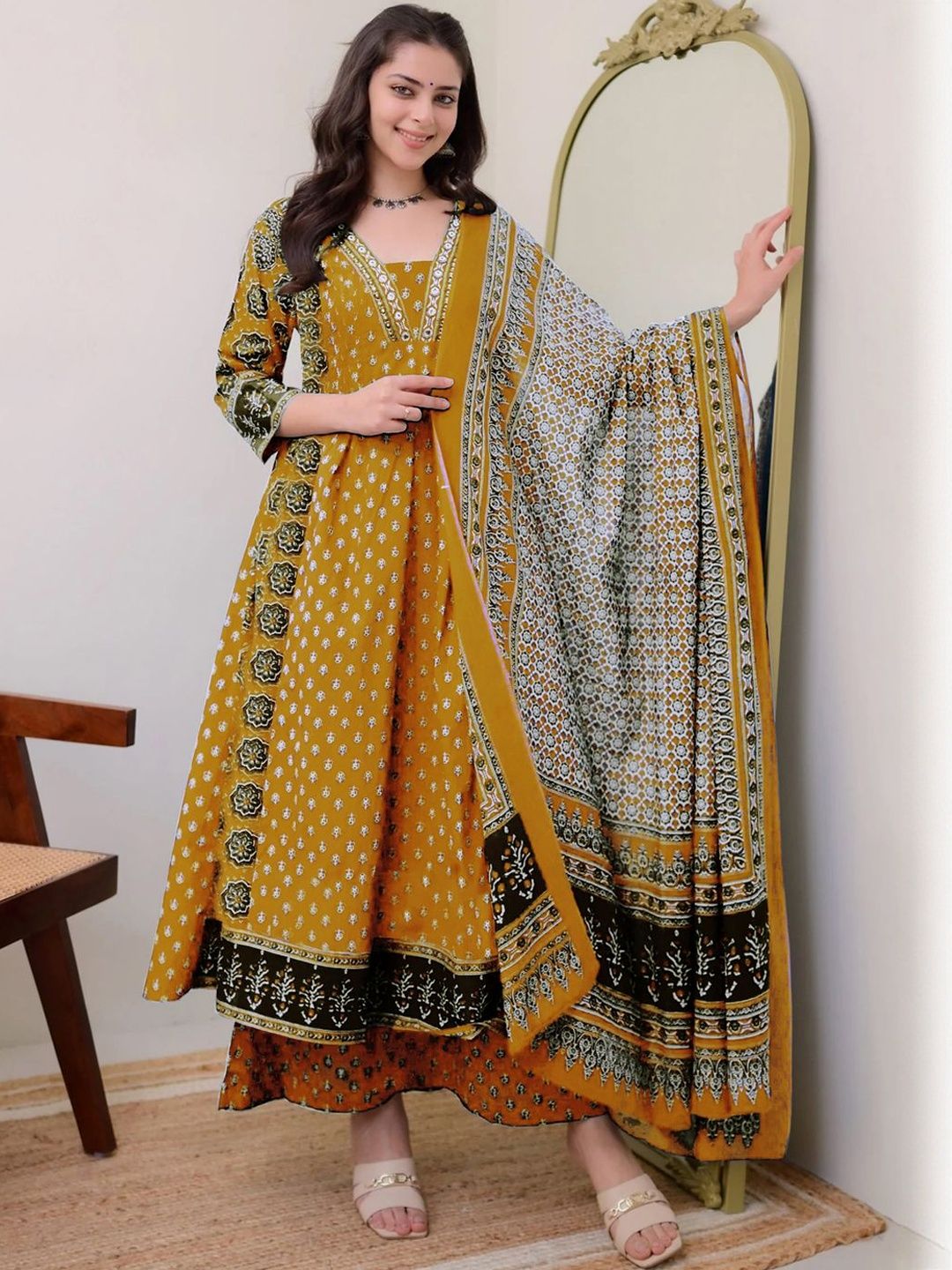 Dhiyona KL Plus Size Floral Printed Square Neck Anarkali Kurta & Trousers With Dupatta