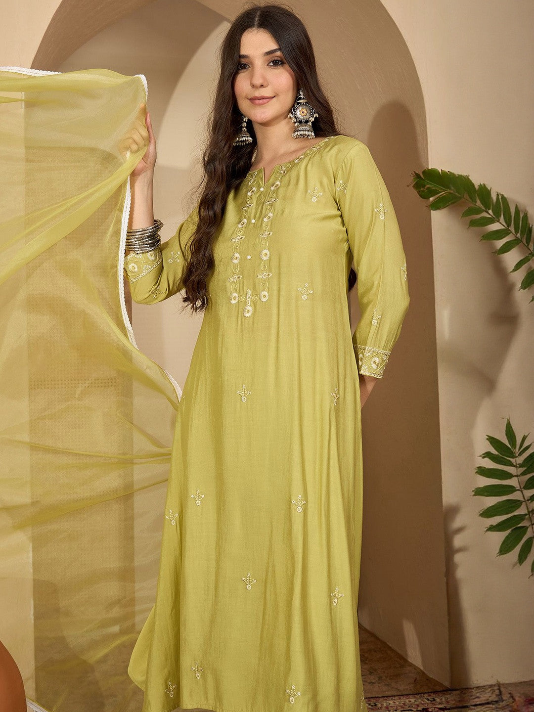 Women Embroidered Thread Work Kurta with Trousers & With Dupatta