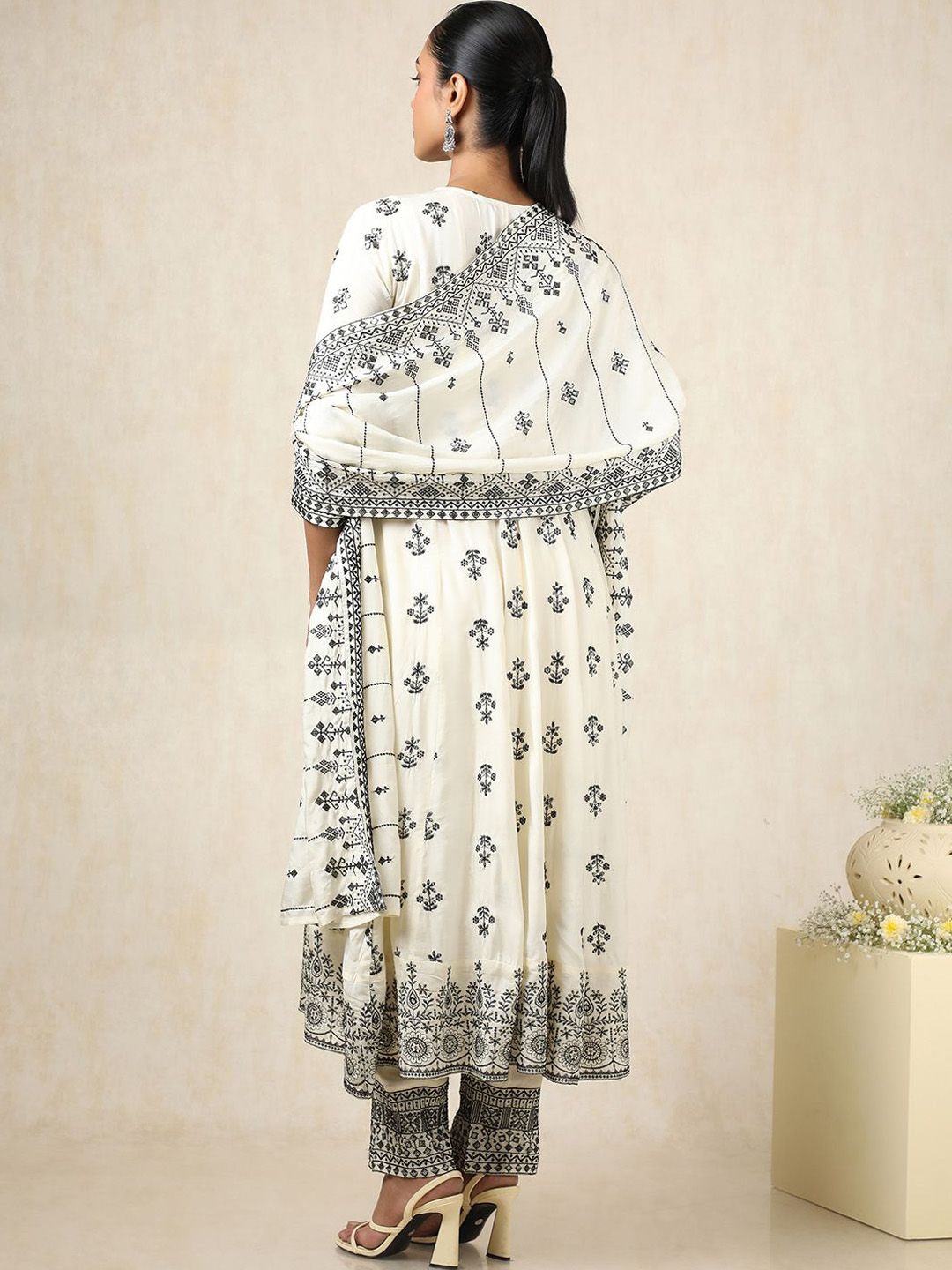 Dhiyona SO Women's Floral Embroidered Thread Work Pure Cotton A-Line Kurta With Trousers