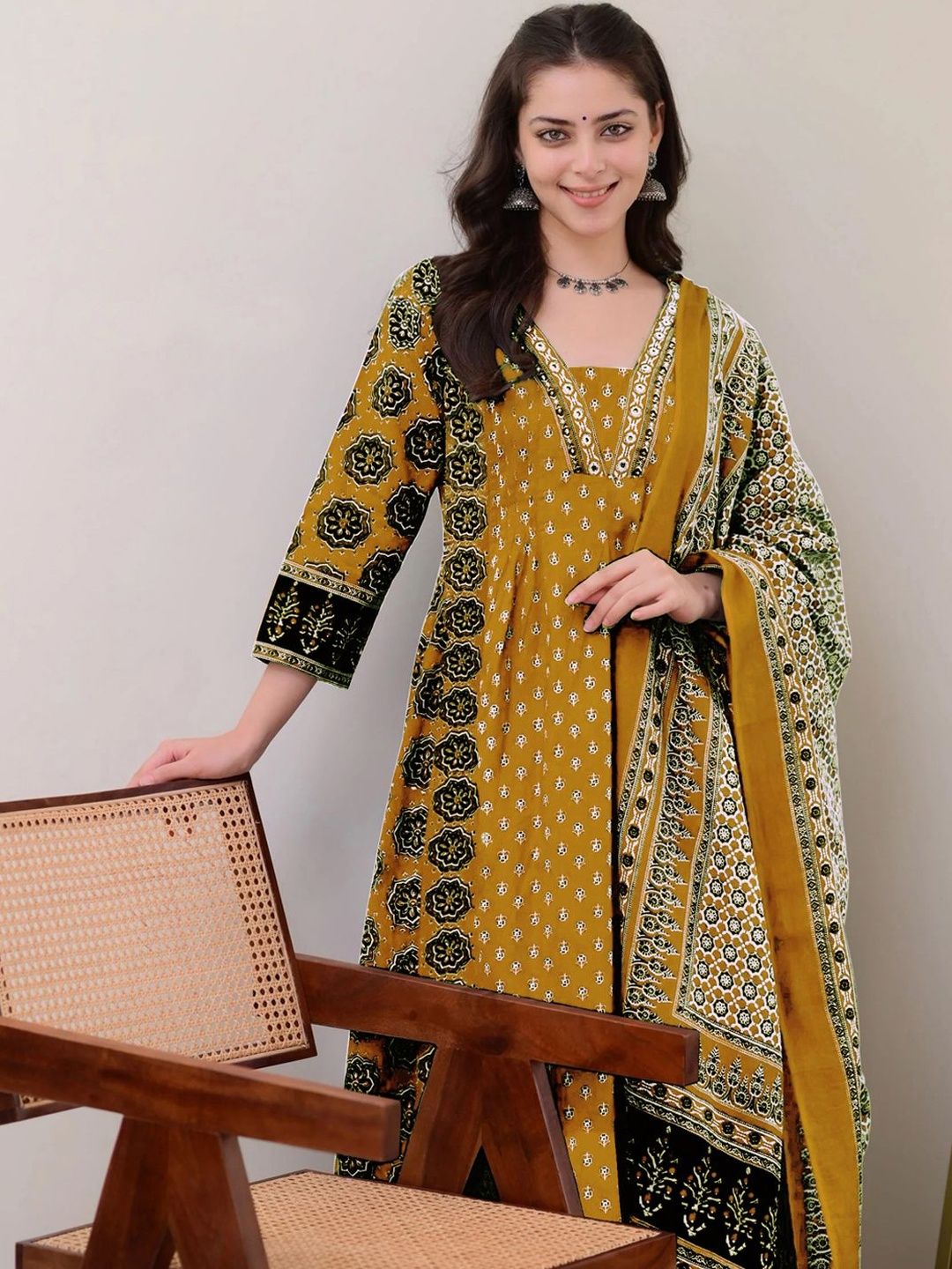 Dhiyona KL Plus Size Floral Printed Square Neck Anarkali Kurta & Trousers With Dupatta