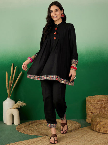 Women Floral Embroidered Kurta with Trousers