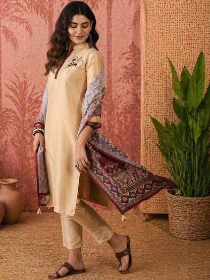 Women Beads Design Mandarin Neck Kurta Set With Tasseled Dupatta