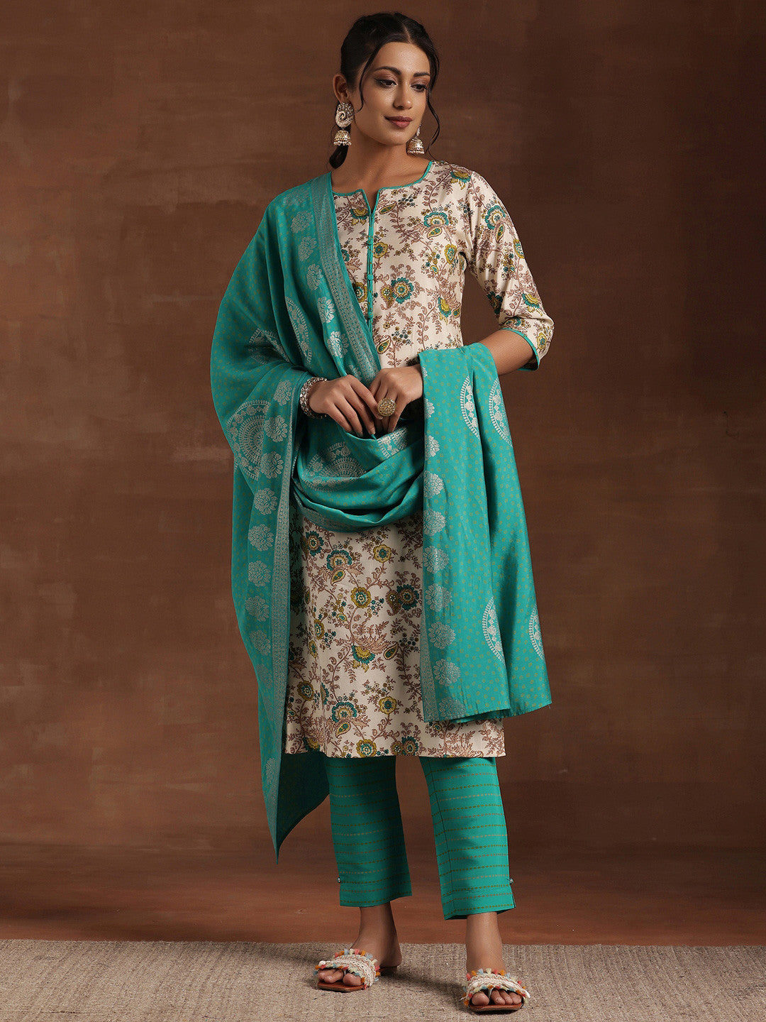 Women Floral Printed Regular Kurta with Trousers & With Dupatta