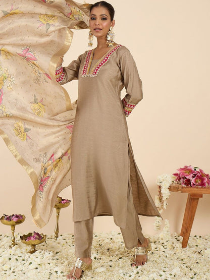 Women Floral Regular Thread Work Raw Silk Kurta with Trousers & With Dupatta