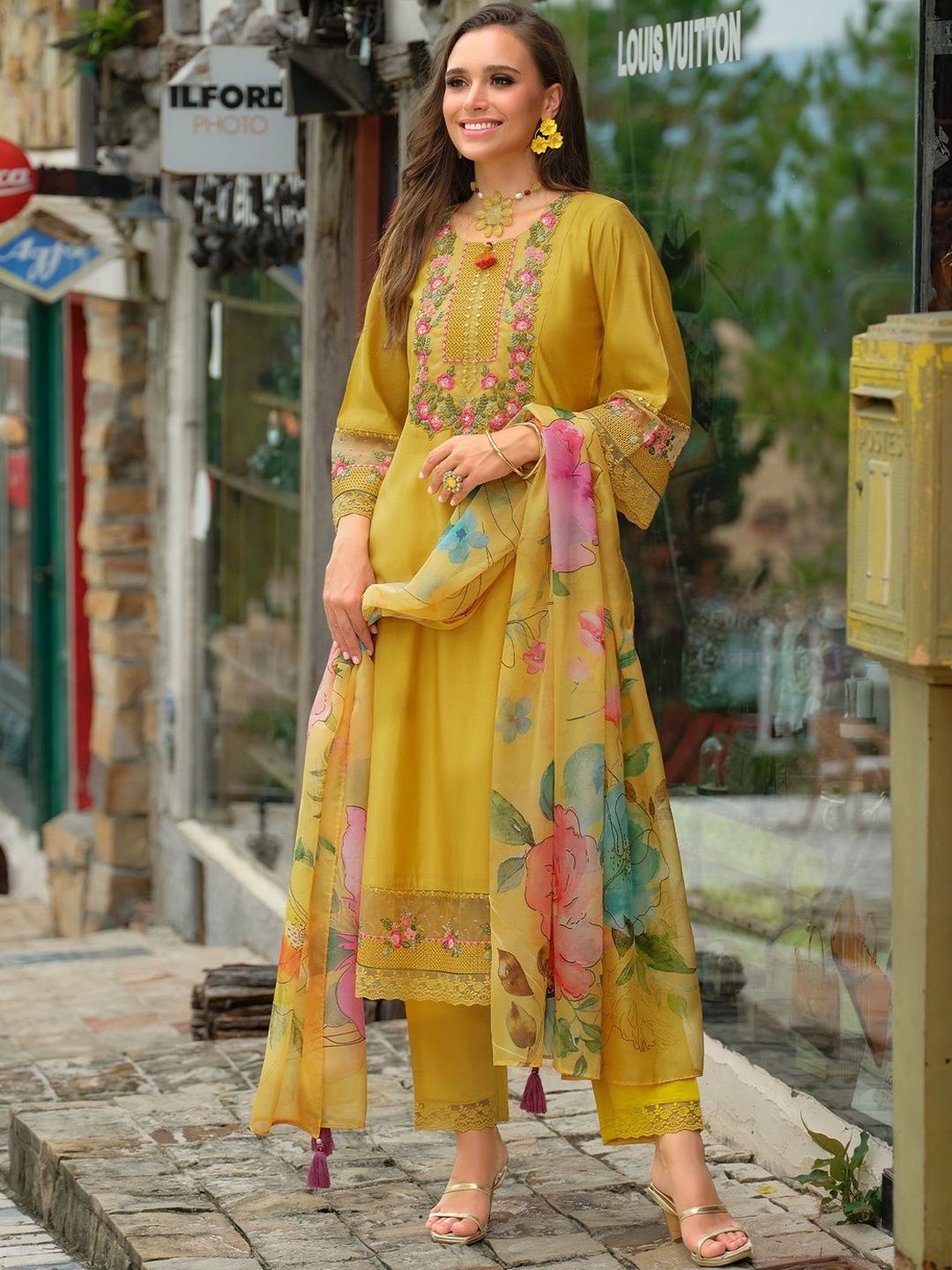 Dhiyona IE Women Floral Embroidered Regular Thread Work Kurta with Trousers & With Dupatta