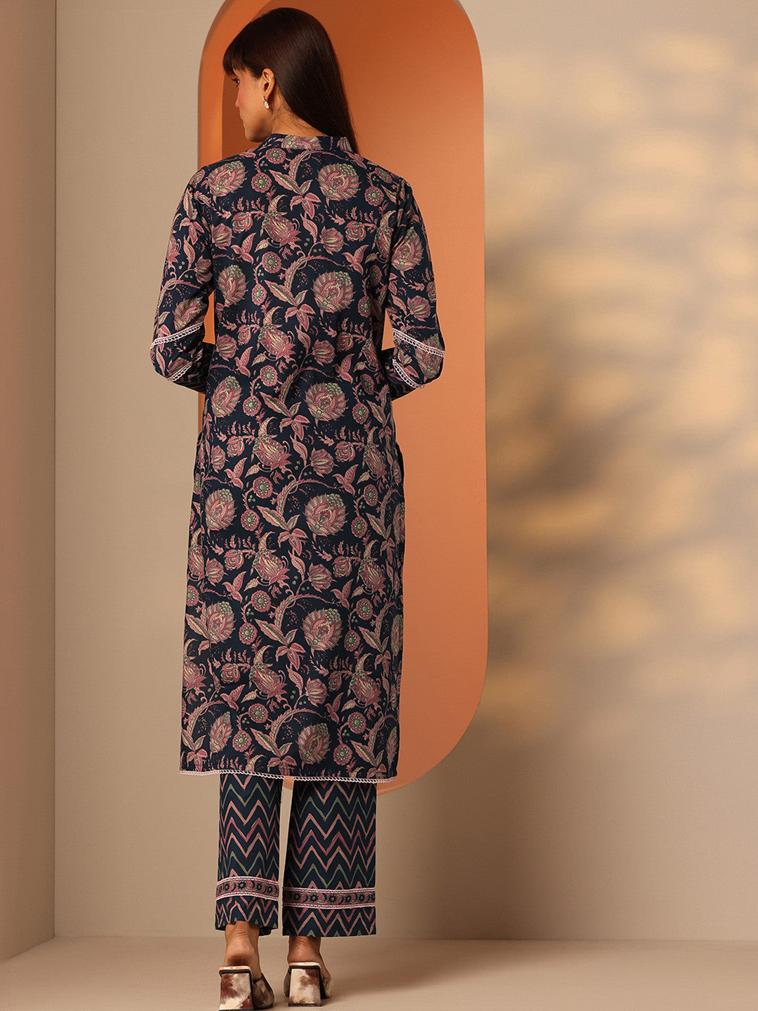 Women Floral Printed Kurta with Trousers