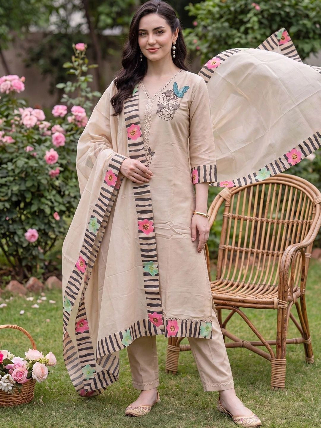 Women Floral Embroidered Regular Thread Work Kurta with Trousers & With Dupatta