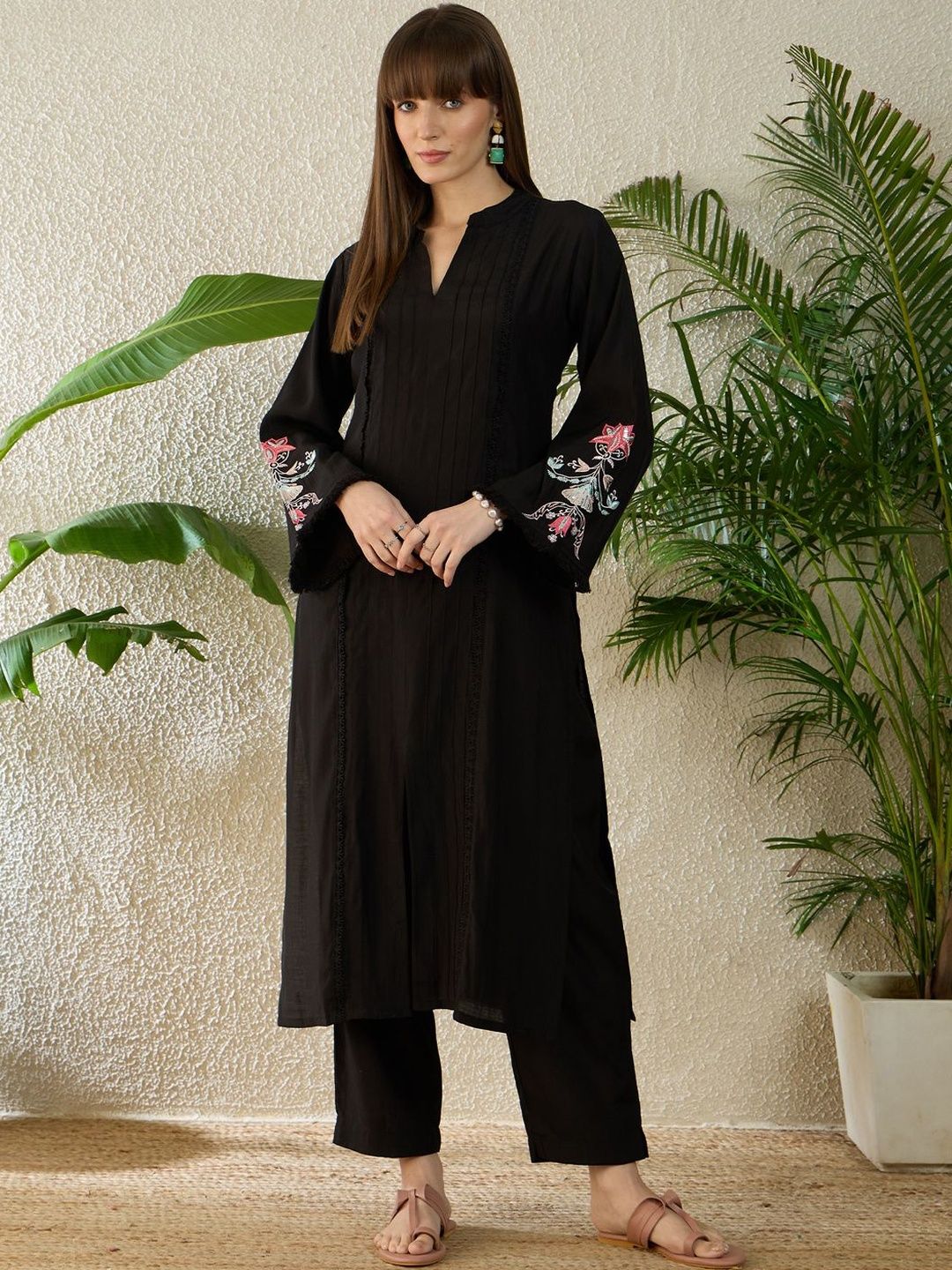 Dhiyona IE Women Floral Embroidered Regular Thread Work Kurta with Trousers