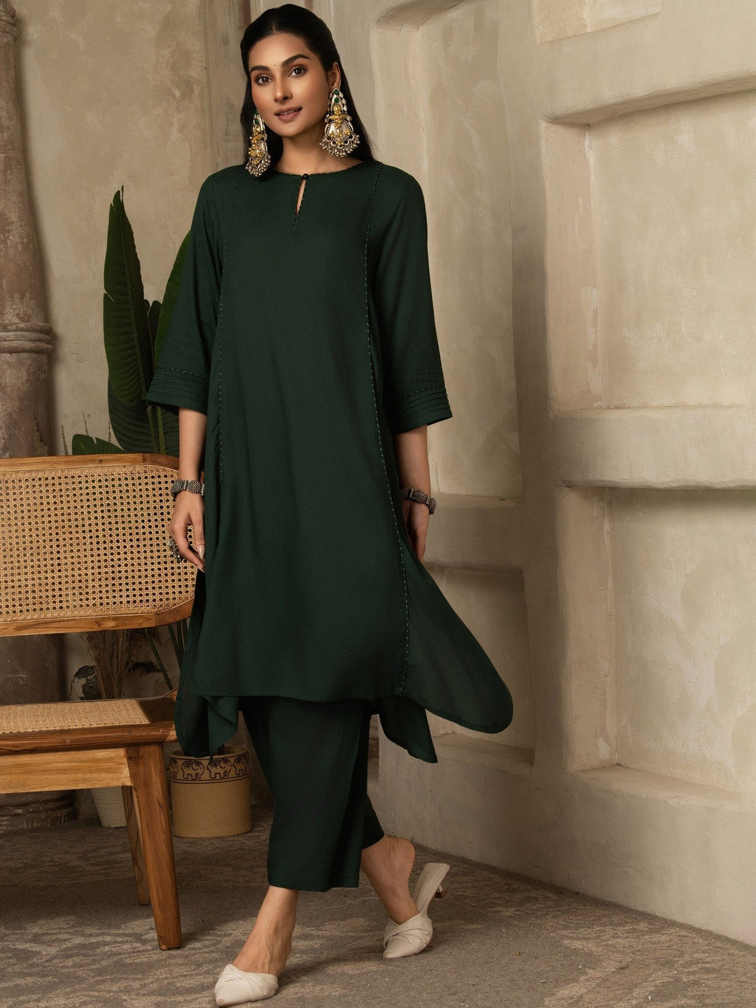 Women Green Regular Thread Viscose Rayon Round Neck Work Kurta Sets