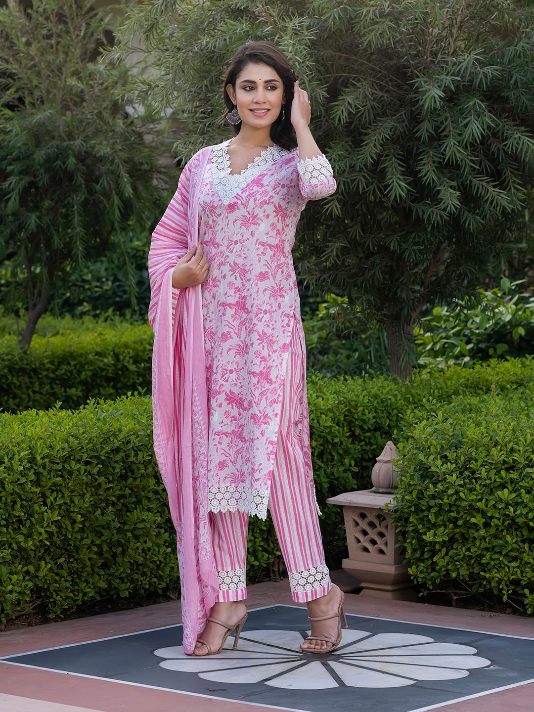 Dhiyona KL Women Floral Printed Regular Pure Cotton Kurta with Trousers & With Dupatta