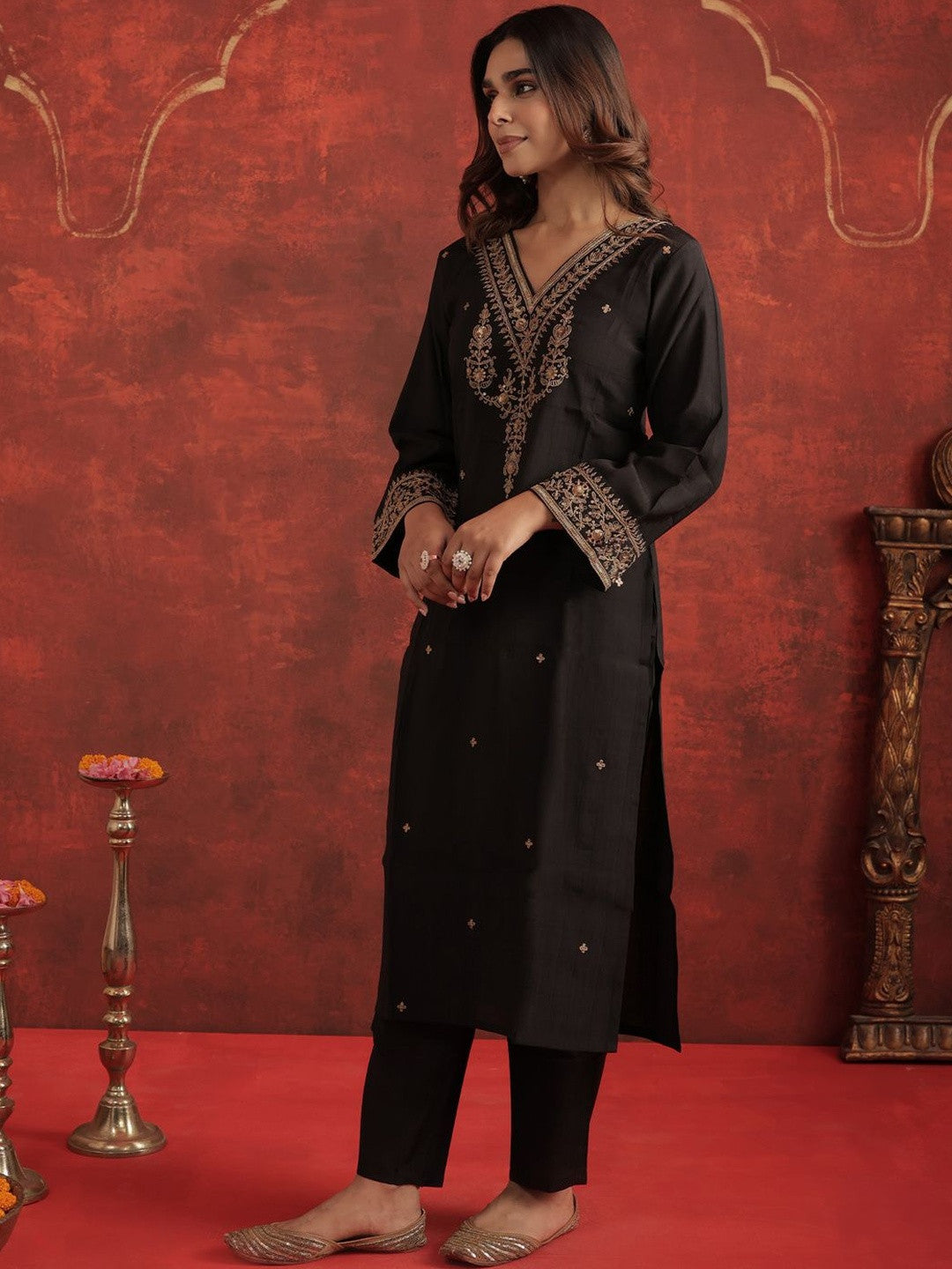 Women Ethnic Motifs Embroidered Regular Thread Work Liva Kurta with Trousers