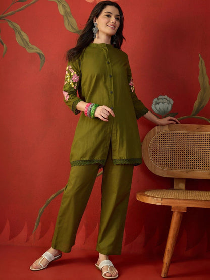Women Floral Embroidered Regular Thread Work Pure Cotton Kurta with Trousers
