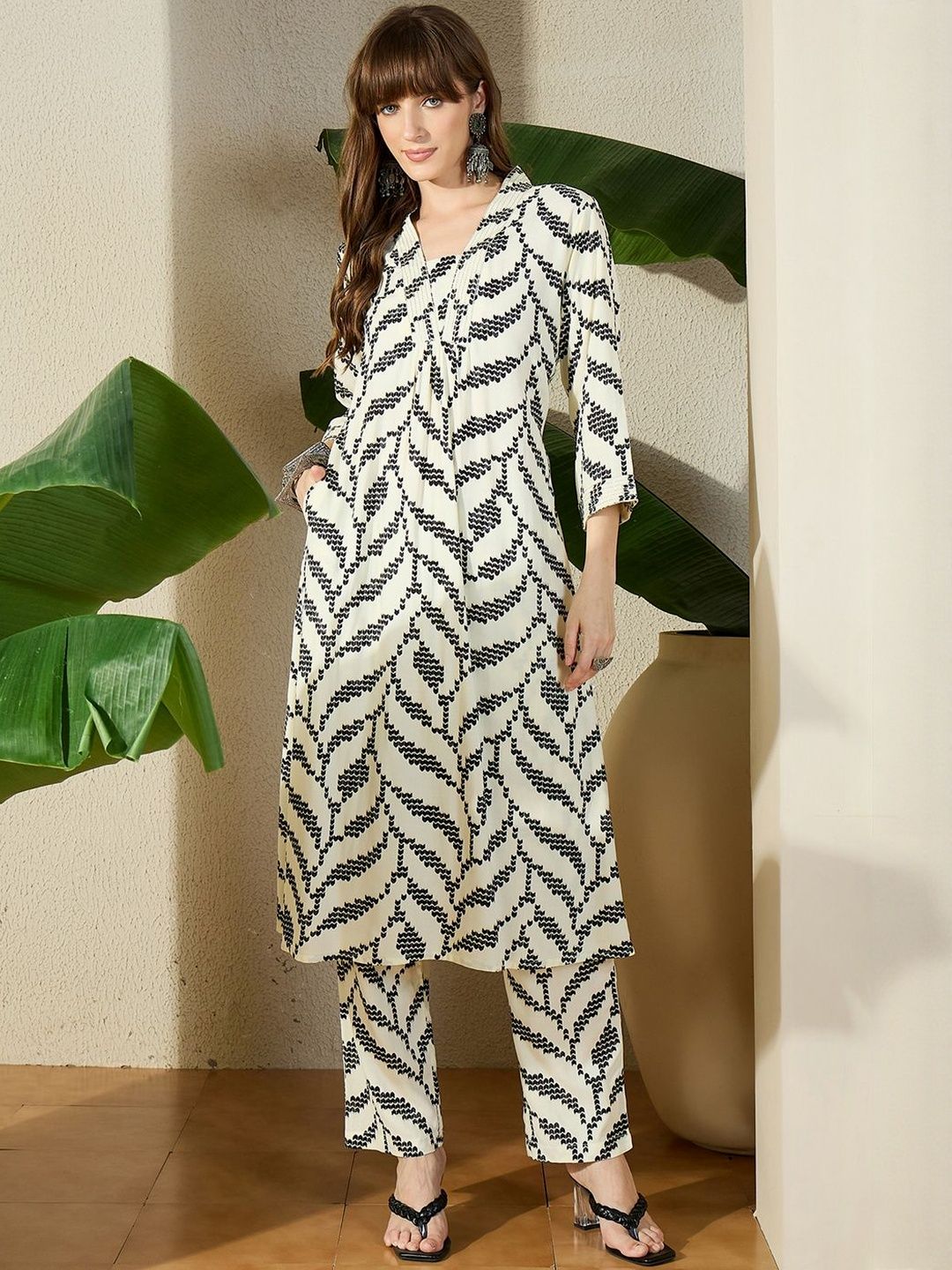 Dhiyona IE Women Printed Regular Kurta With Trousers