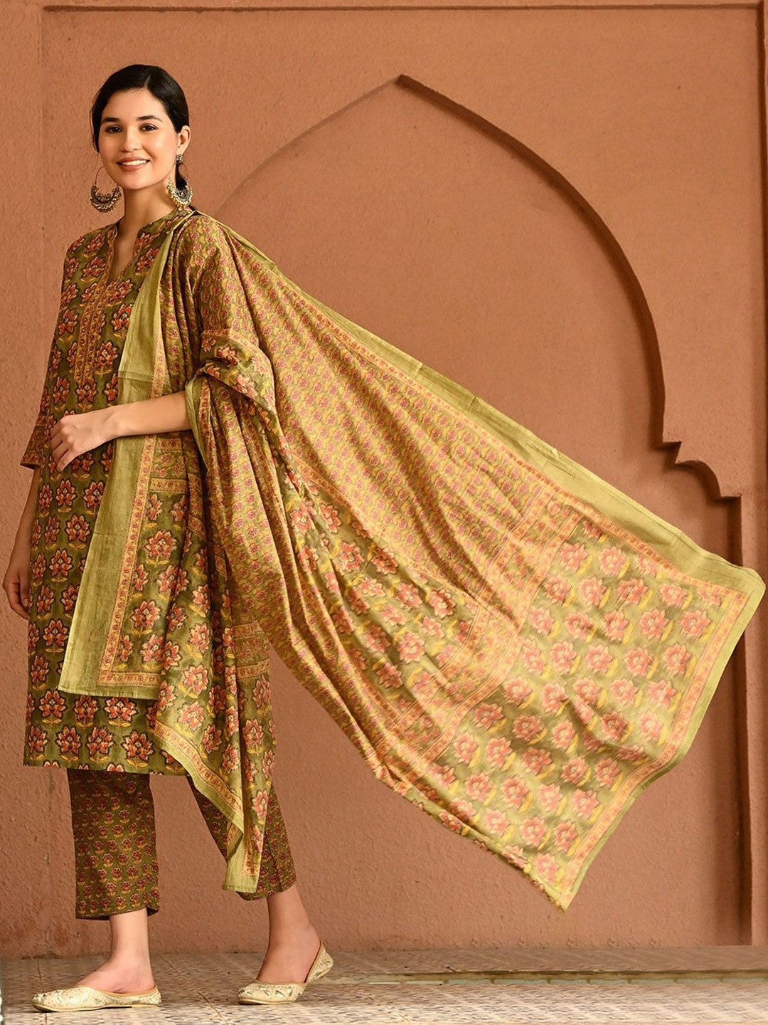 Women Floral Printed Regular Thread Work Pure Cotton Kurta with Trousers & With Dupatta