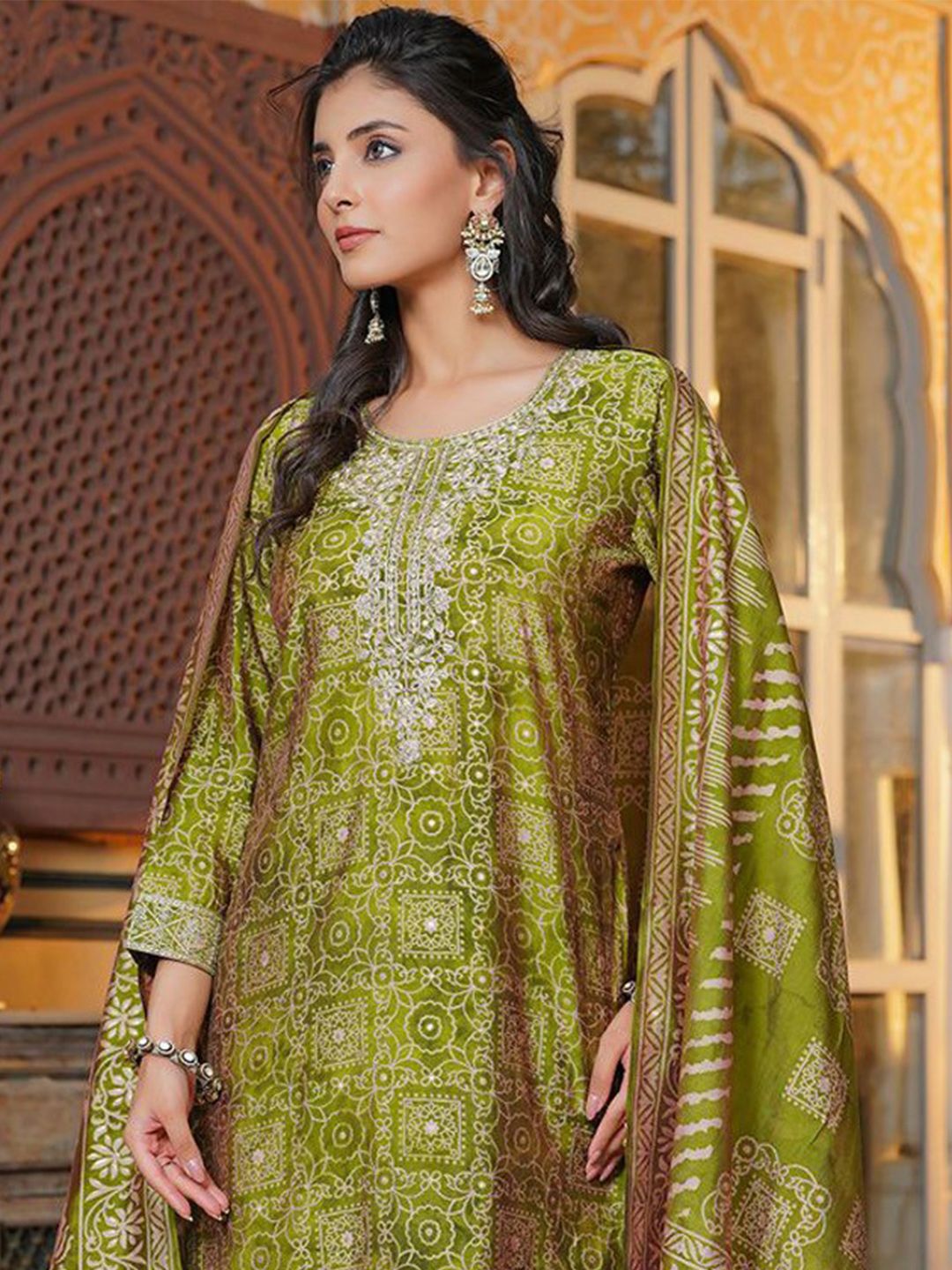 Dhiyona KL Women Ethnic Motifs Embroidered Regular Thread Work Kurta Set With Dupatta