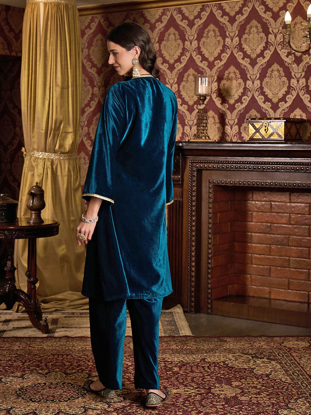 Dhiyona CH Women Regular Thread Work Velvet Kurta with Trousers