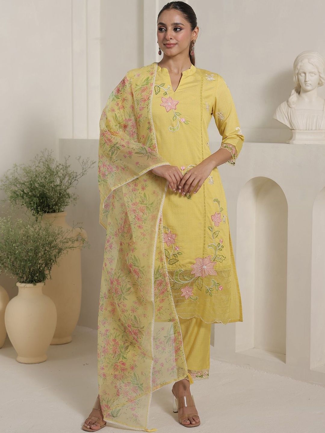 Dhiyona IE Women Floral Printed Kurta with Trouser & Dupatta