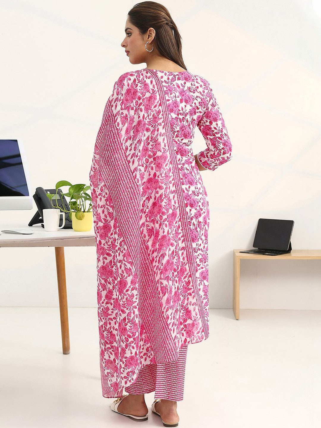 Women Floral Printed Regular Cotton Blend Kurta with Trousers & With Dupatta