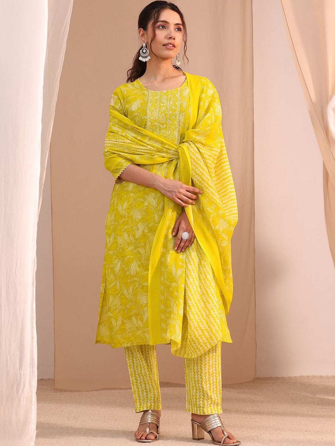 Women Floral Printed Regular Thread Work Kurta with Trousers & With Dupatta