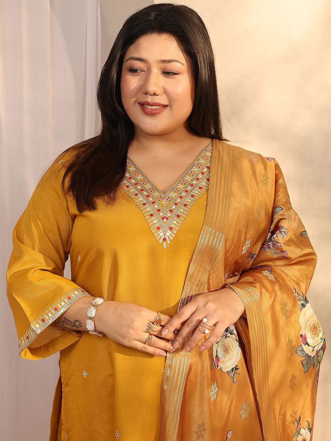 Dhiyona Women's Plus Size Floral Embroidered Kurta with Trousers & With Dupatta