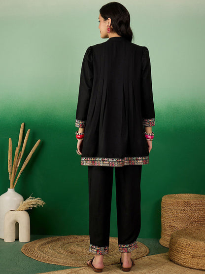 Women Floral Embroidered Kurta with Trousers