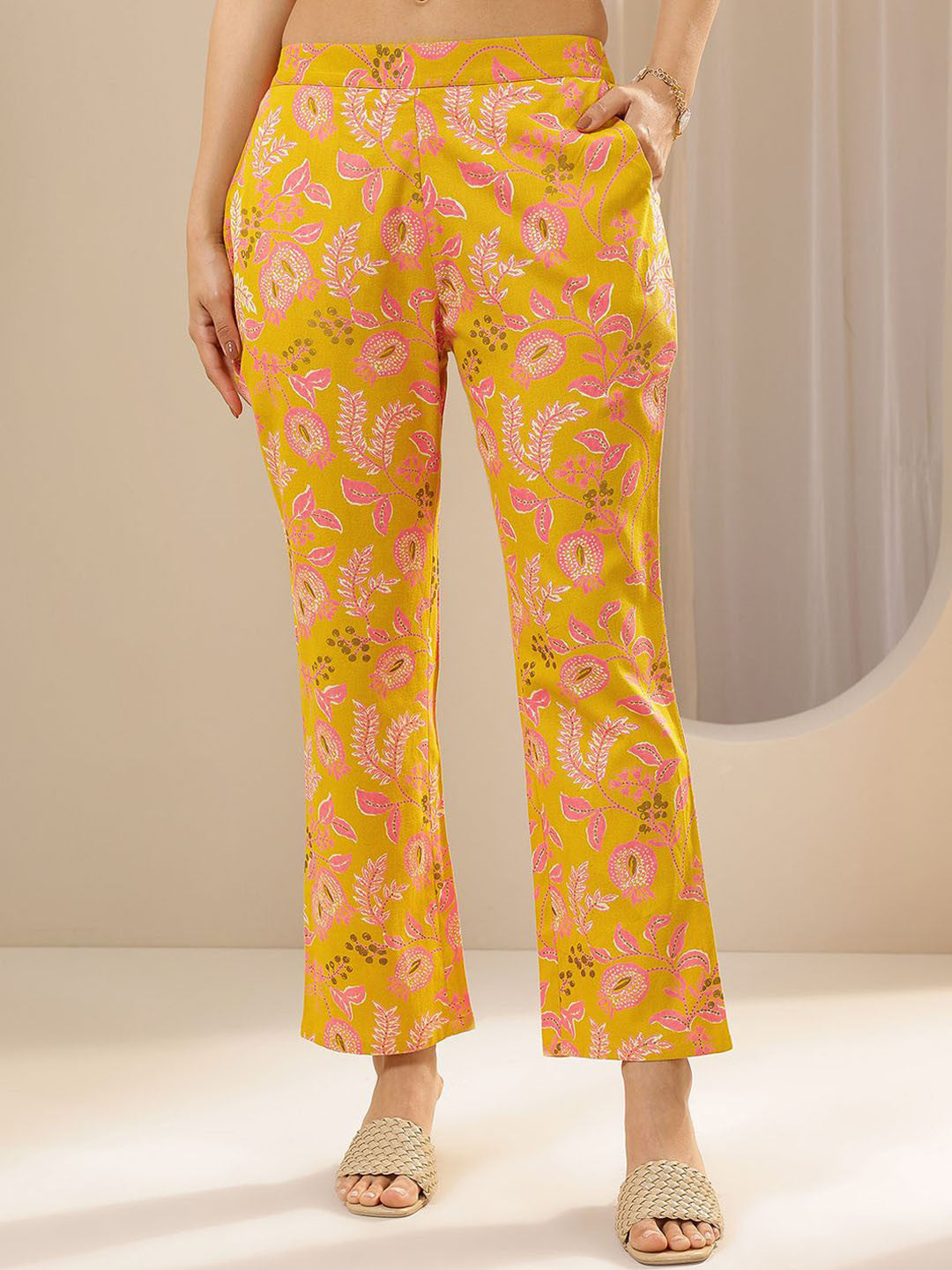 Women Floral Printed Regular Kurta with Trousers