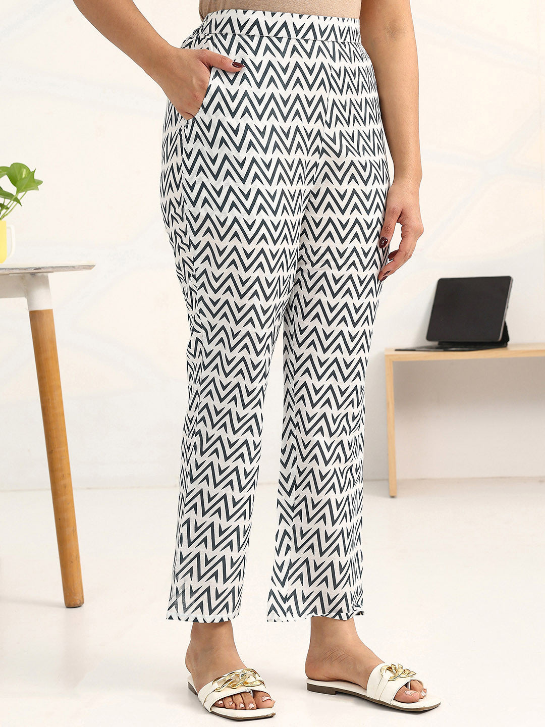 Women Floral Printed Regular Kurta with Trousers & With Dupatta
