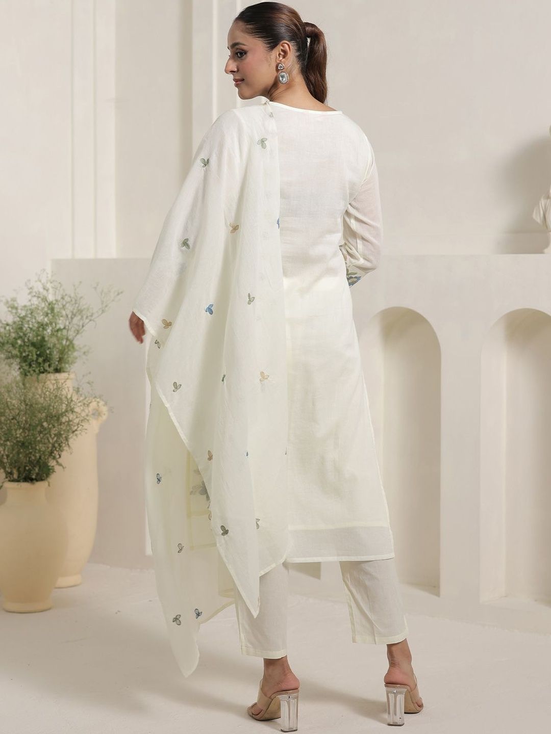 Women Floral Embroidered Thread Work Pure Cotton Kurta with Trousers & Dupatta