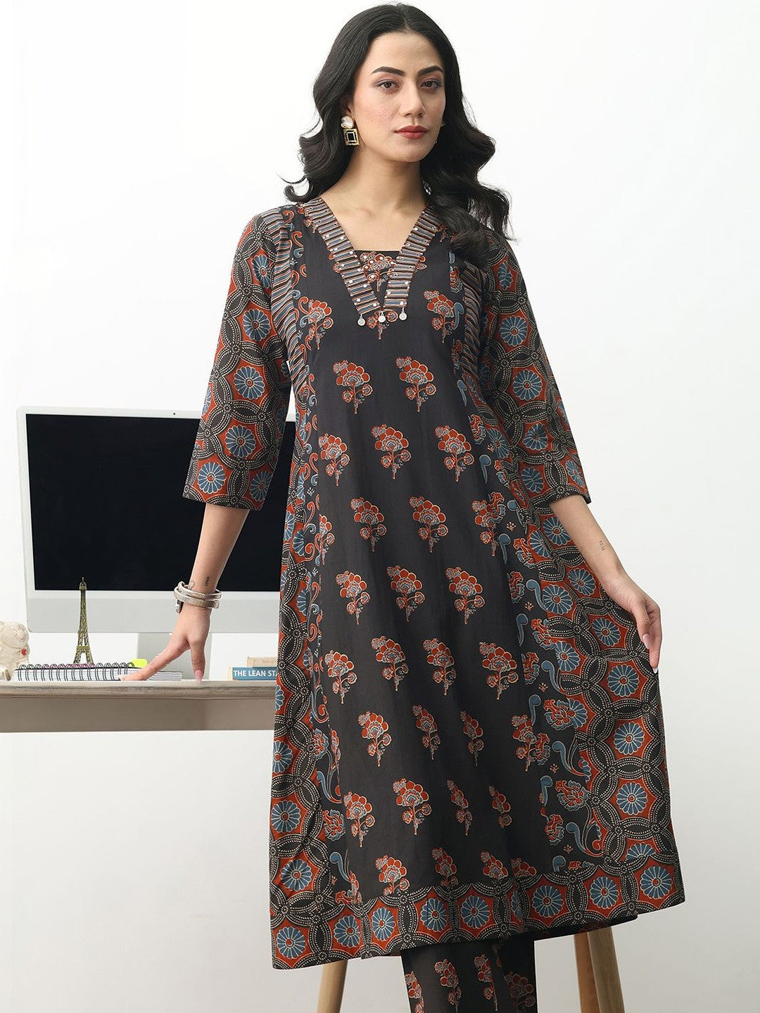 Women Floral Printed Regular Cotton Blend Kurta with Trousers & With Dupatta