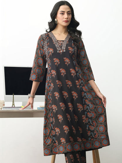 Women Floral Printed Regular Cotton Blend Kurta with Trousers & With Dupatta