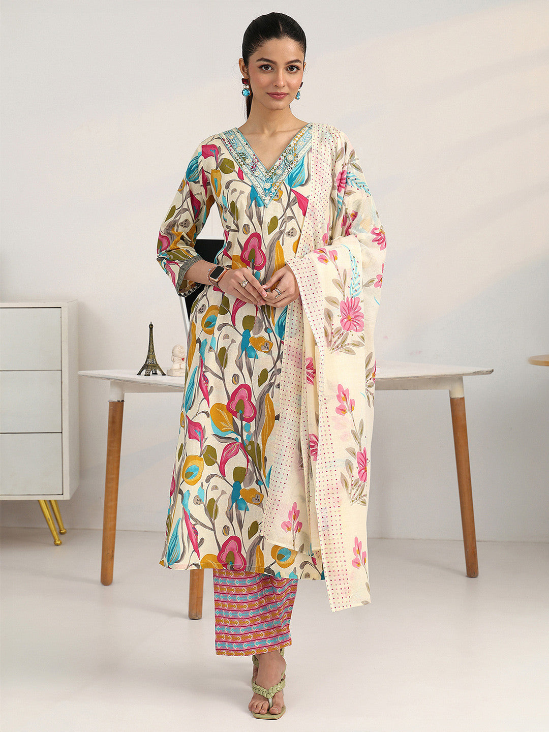 Women Floral Printed Regular Thread Work Kurta with Trousers & With Dupatta
