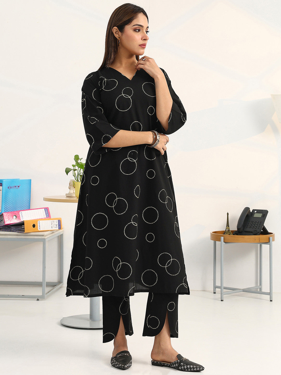 Women Printed Regular Kurta with Trousers