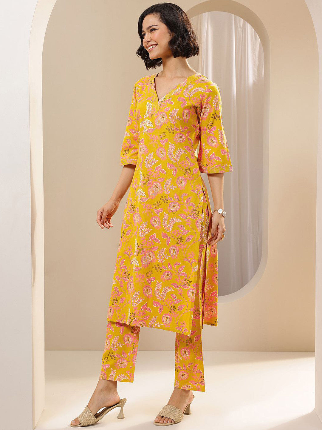 Women Floral Printed Regular Kurta with Trousers