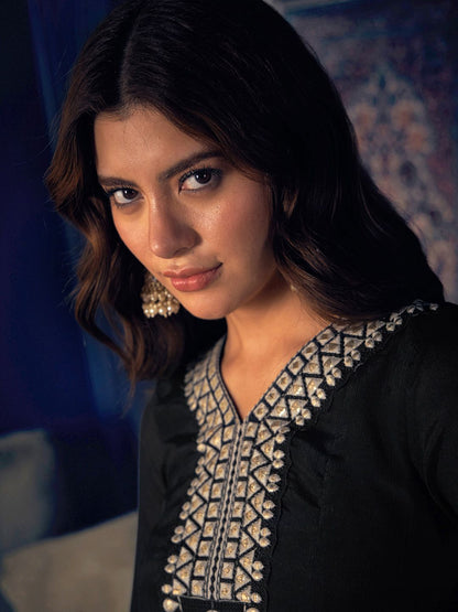 Dhiyona CH Floral Embroidered V-Neck Pleated Thread Work Kurta with Trousers