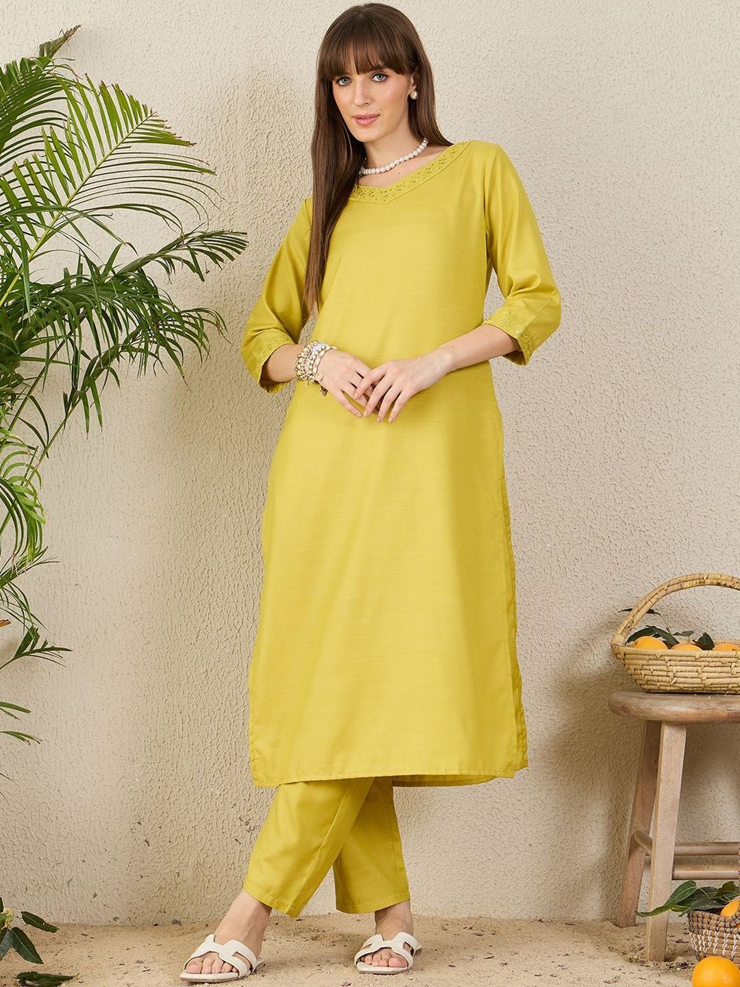 Dhiyona IE Women Solid Kurta with Trousers