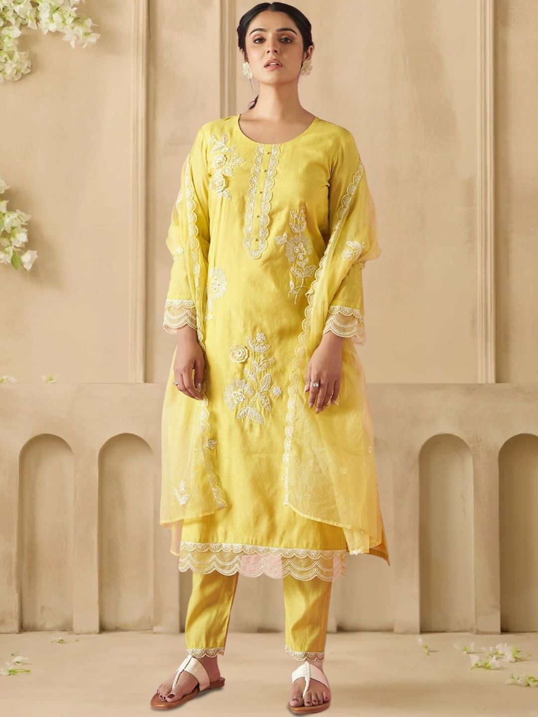 Dhiyona IE Women Floral Embroidered Regular Thread Work Kurta with Trousers & With Dupatta