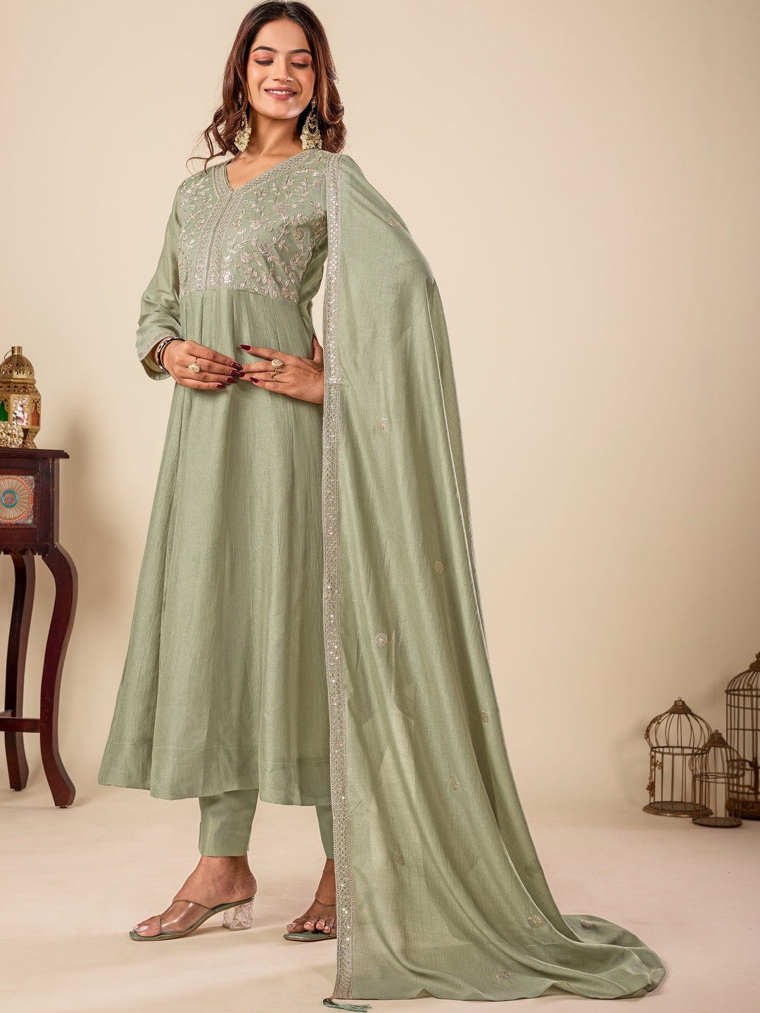 Women Floral Embroidered Empire Thread Work Kurta with Trousers & With Dupatta