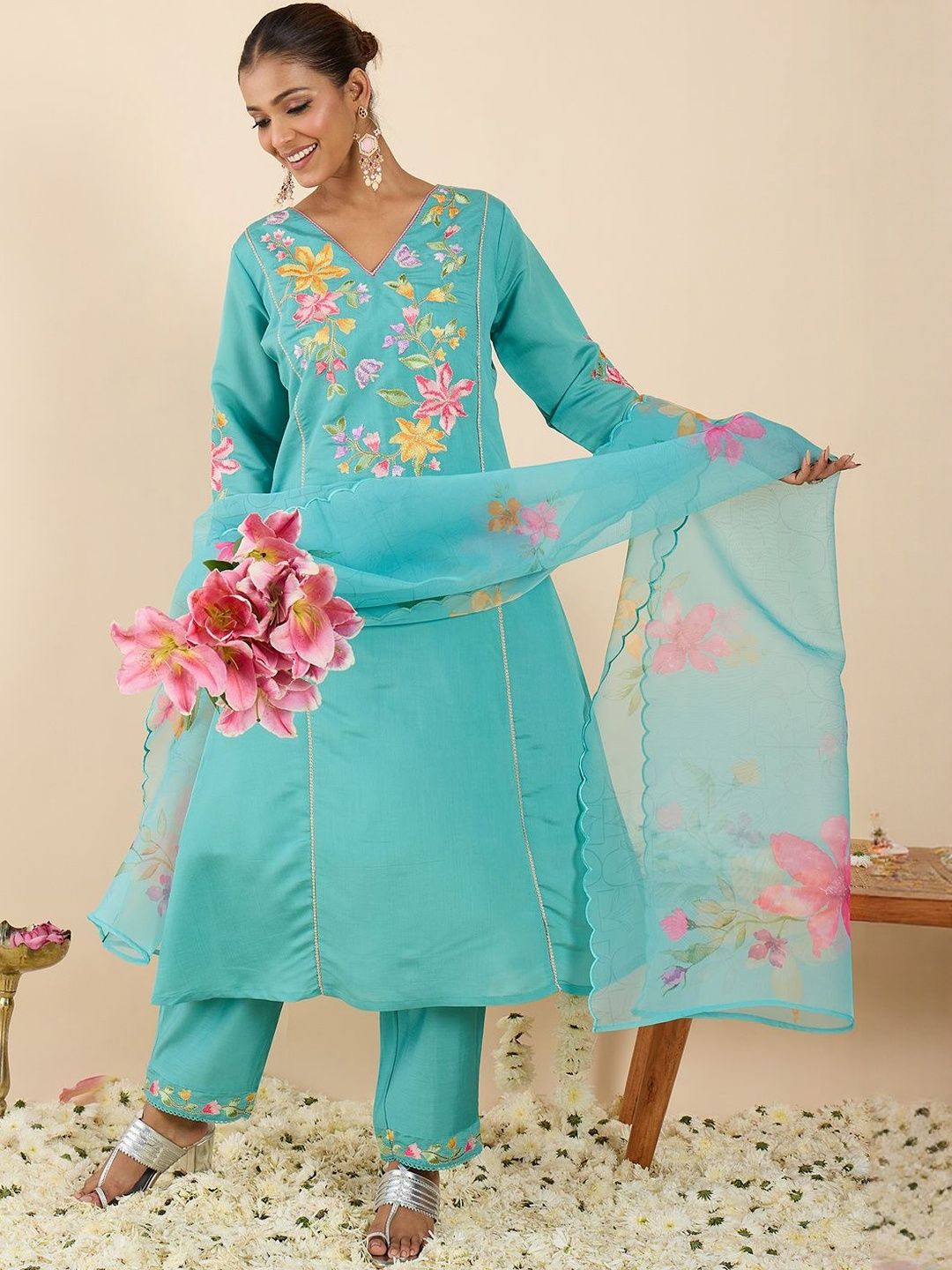 Dhiyona IE Women Floral Embroidered Regular Thread Work Kurta with Trousers & With Dupatta