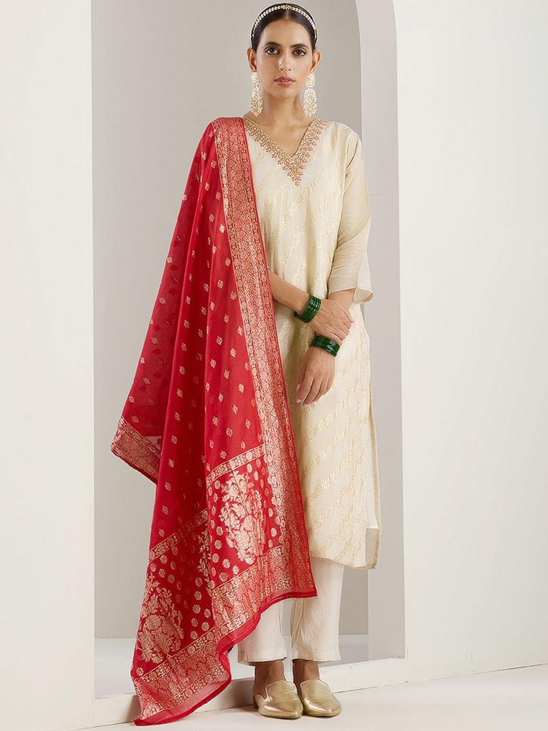 Dhiyona IS Women's White Floral Embroidered V-Neck Straight Kurta With Trousers & Dupatta