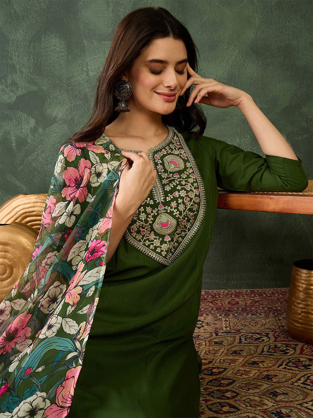 Dhiyona KL Women Floral Embroidered Regular Chikankari Kurta with Trousers & With Dupatta