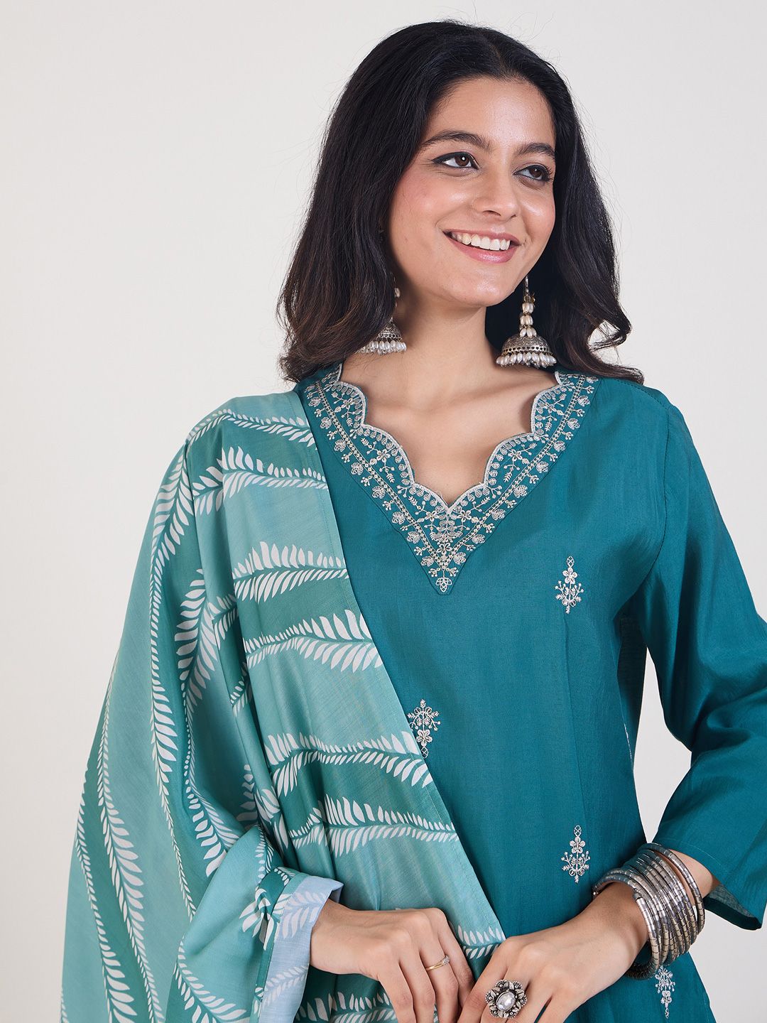 Dhiyona IE Ethnic Motifs Embroidered V-Neck Thread Work Kurta & Trousers With Dupatta