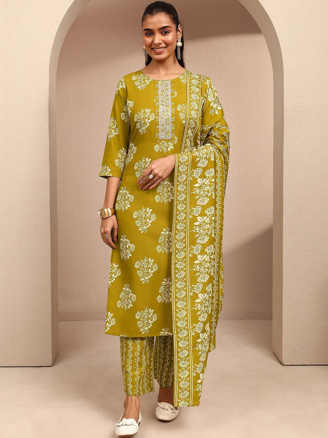 Women Floral Printed Regular Thread Work Kurta with Trousers & With Dupatta
