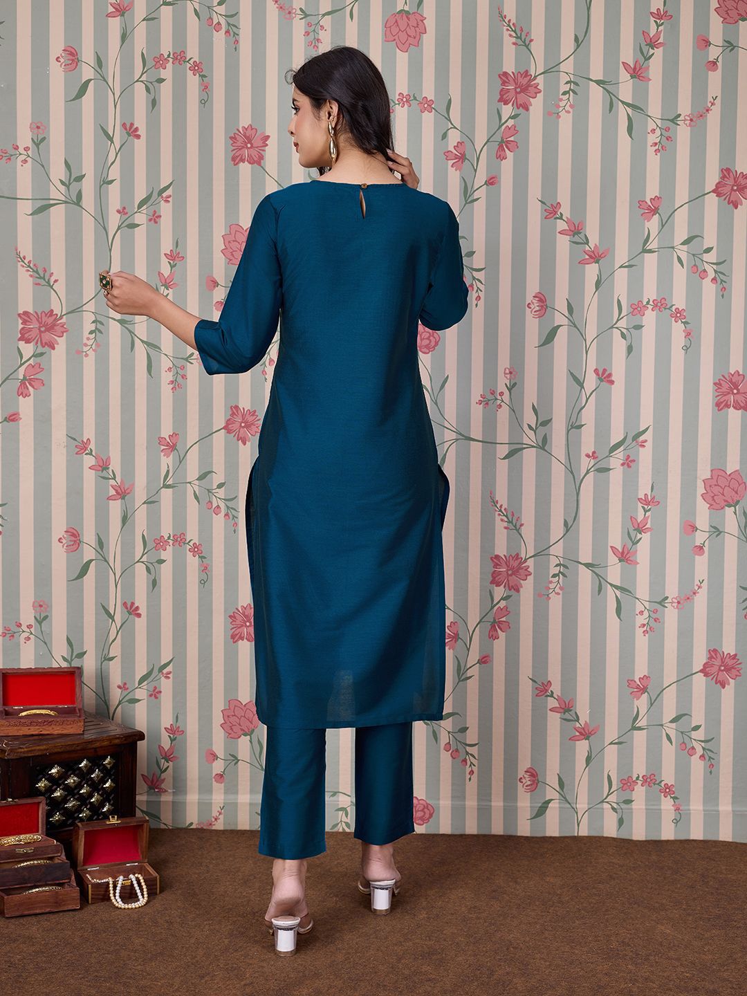 Dhiyona OD  Women Round Neck Three-Quarter Sleeves Embroidered Straight Kurta