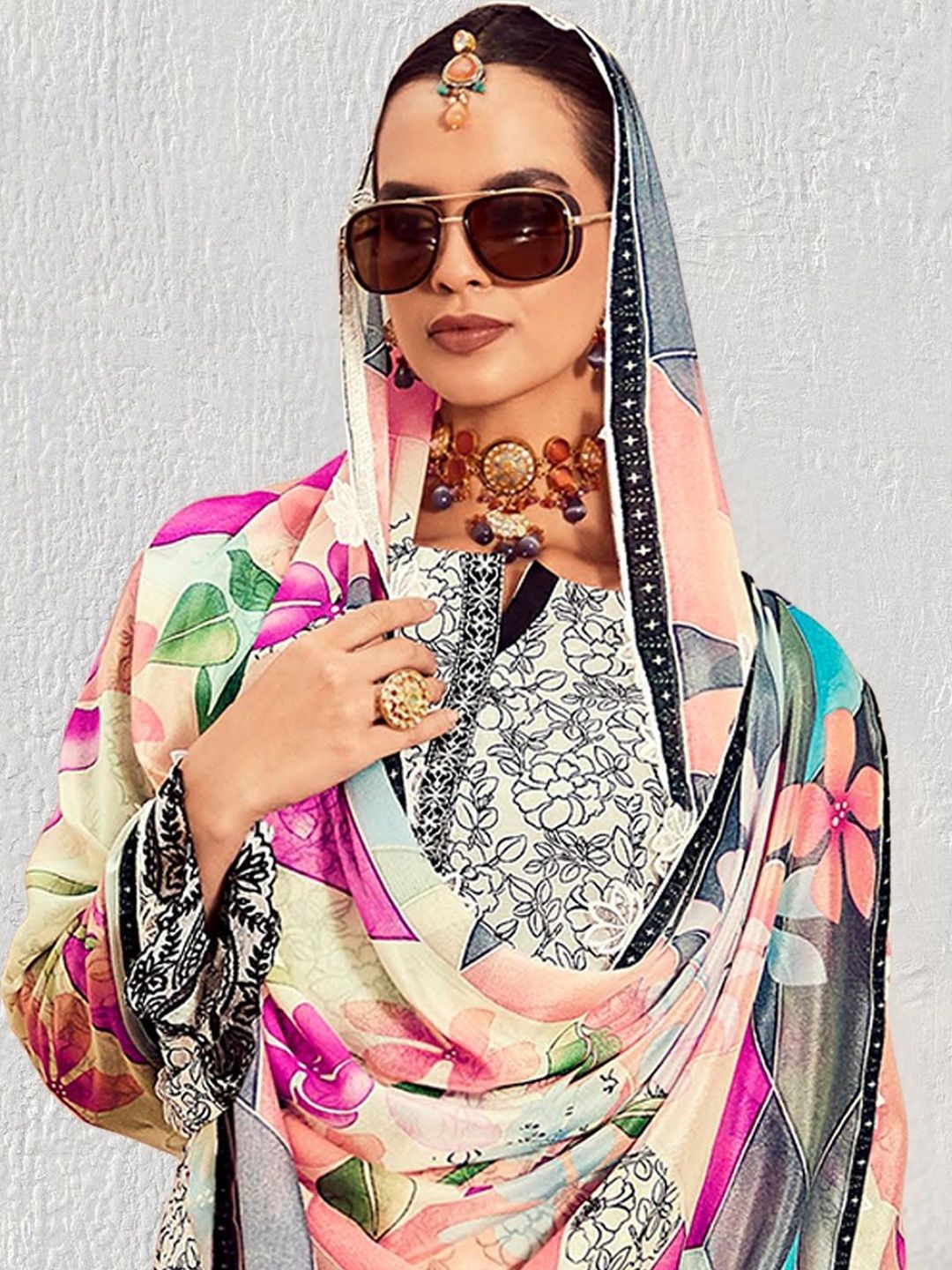 Dhiyona IE Women Floral Printed Regular Kurta with Trousers & With Dupatta