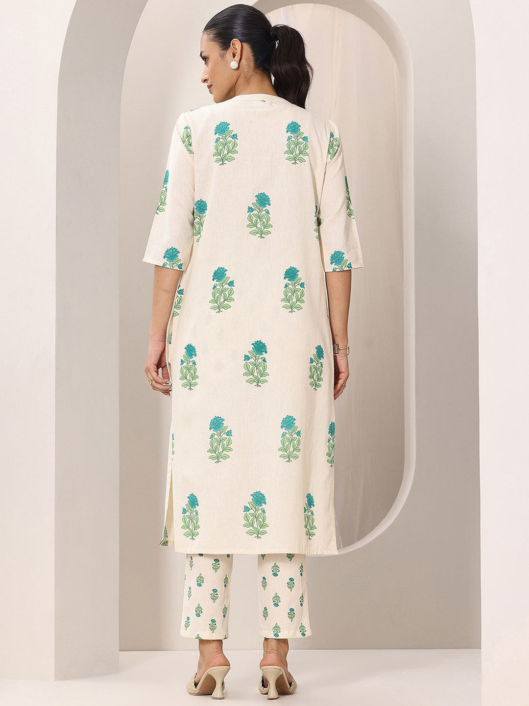 Women Floral Printed Kurta with Trousers