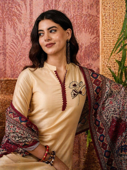 Women Beads Design Mandarin Neck Kurta Set With Tasseled Dupatta