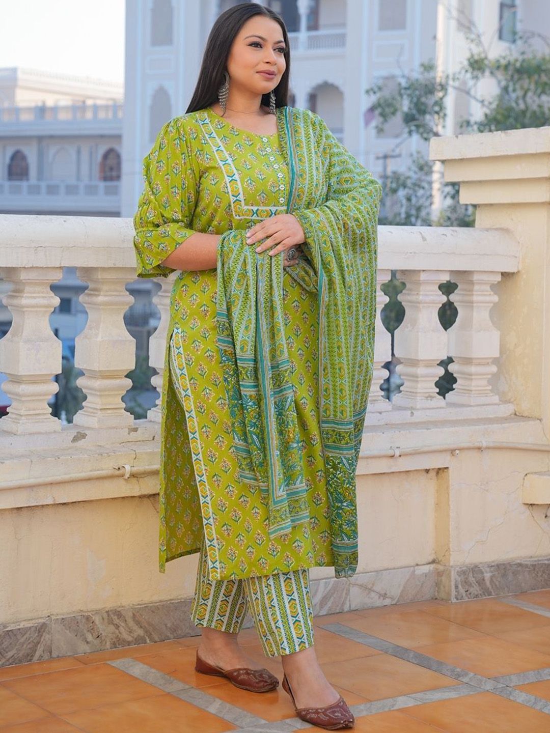 Dhiyona KL Women Floral Printed Regular Kurta with Trousers & With Dupatta