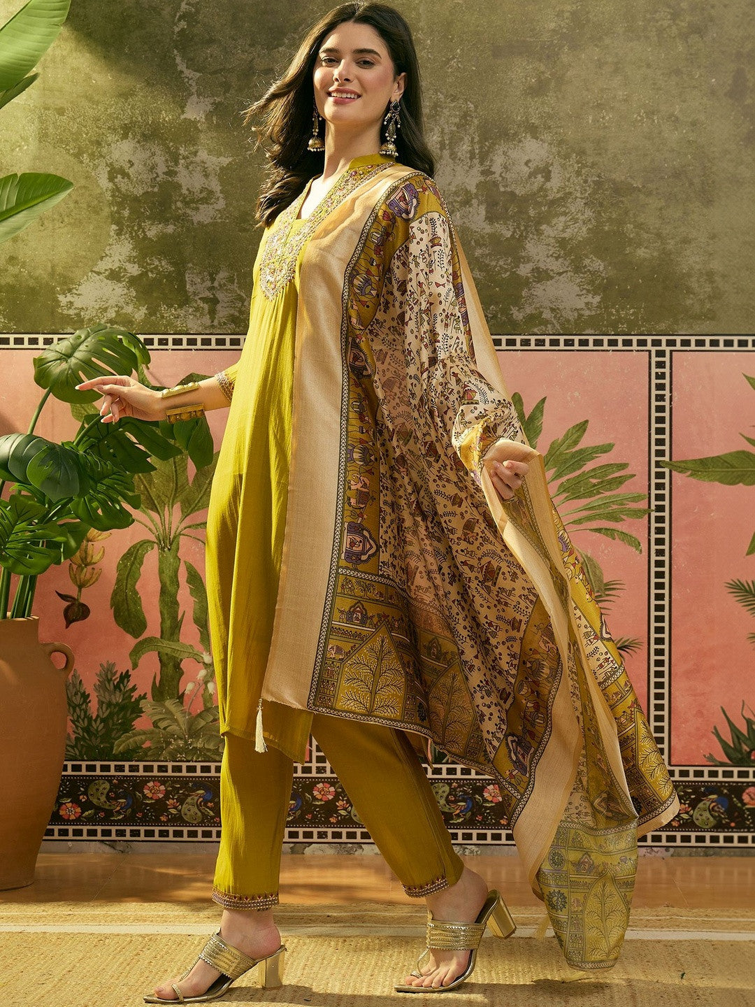 Printed Round Neck Kurta Trousers & Dupatta