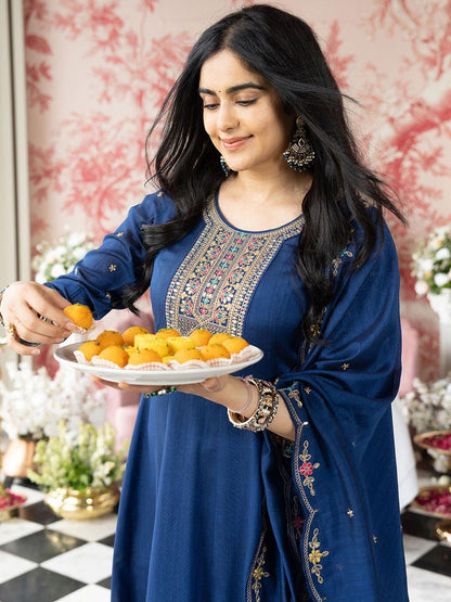 Dhiyona CH Women Floral Embroidered Zari Regular Kurta with Trousers & With Dupatta